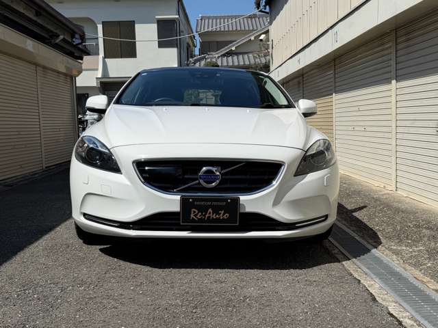 ボルボ V40T4スポーツ　パノラマルーフ　黒革シート　レーダークルーズ　ナビ　Bluetooth （ホワイト）